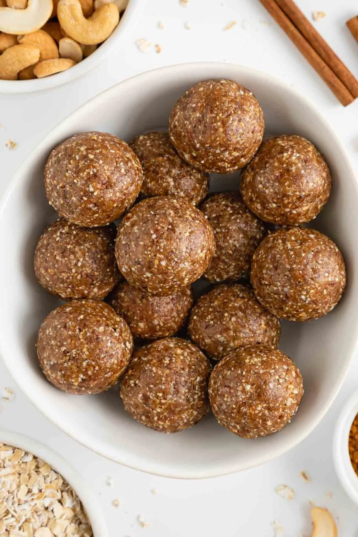 Cinnamon Roll Energy Balls - Healthy snack with cinnamon flavor